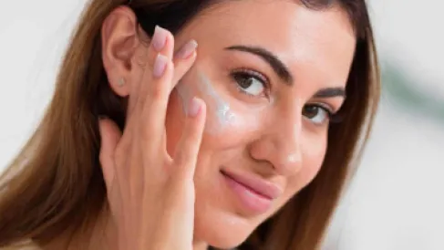 البشرة الدهنية الحساسة.. معادلة صعبة أم روتين خاطئ؟