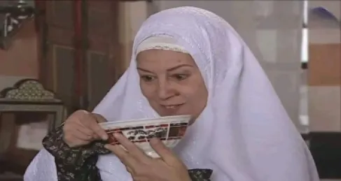 منى واصف تشتكي على كنتها بتهمة السرقة