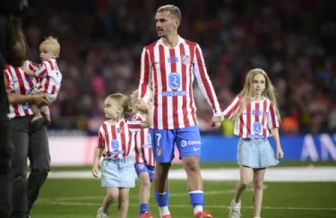 غريزمان يعتذر باكيا لجماهير أتلتيكو: الرحيل إلى برشلونة كان خطأ عمري