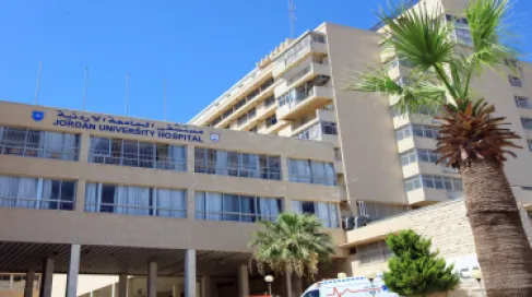 مستشفى الجامعة الأردنية يستقبل طفلين من قطاع غزة