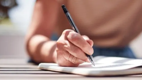 كيف تكشف طريقة كتابتك باليد عن علامات الزهايمر المبكرة؟