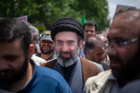 رجال حول مجتبى .. من يقود المشهد الحالي في إيران؟