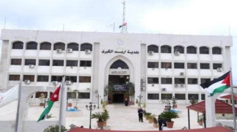 بلدية إربد تستكمل تعبيد طرق في المغّير
