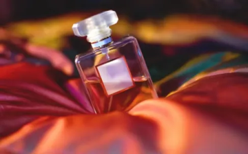 ما سر العطور التي تدوم طويلاً؟ الكيمياء وراء الثبات