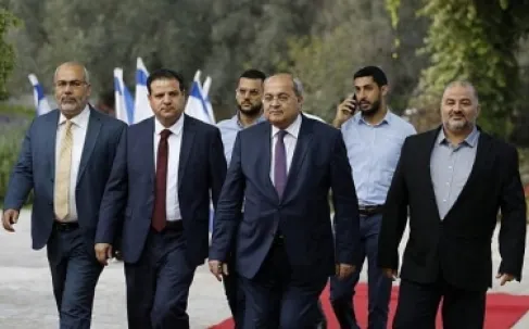 مقربون من نتنياهو يدفعون لحظر القائمة العربية الموحدة من الانتخابات
