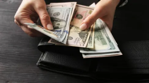 الدولار يتراجع وسط مؤشرات على قرب التوصل إلى اتفاق يفتح مضيق هرمز