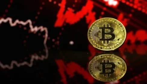 بيتكوين بعد تراجع 40%.. هل هي لحظة الشراء أم بداية موجة هبوط جديدة؟