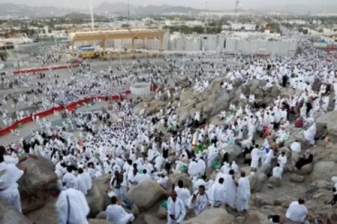 الحجاج يتوافدون إلى صعيد عرفات لأداء ركن الحج الأعظم