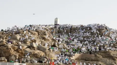 السعودية تدعو الحجاج للبقاء بمخيماتهم بعرفات حتى الرابعة عصراً