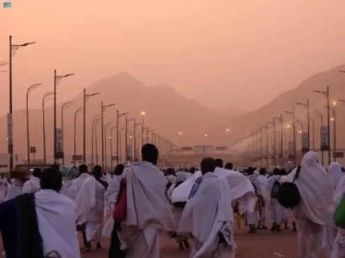 الحجاج ينفرون من عرفات إلى مزدلفة بعد إتمام ركن الحج الأعظم