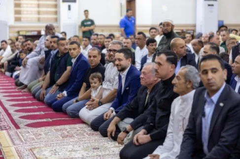 الملك يؤدّي صلاة العيد في العقبة