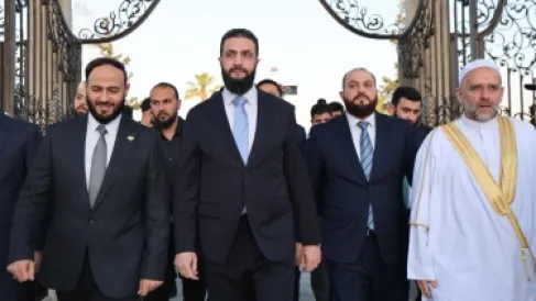 الشرع يؤدّي صلاة العيد في حلب والخطبة تدعو إلى نبذ الطائفية