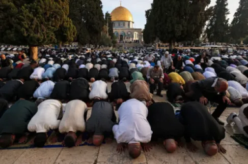 رغم قيود الاحتلال.. 140 ألف فلسطيني يقيمون صلاة العيد بالأقصى