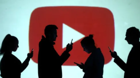 يوتيوب يبدأ تلقائيًا بوضع علامات على فيديوهات الذكاء الاصطناعي