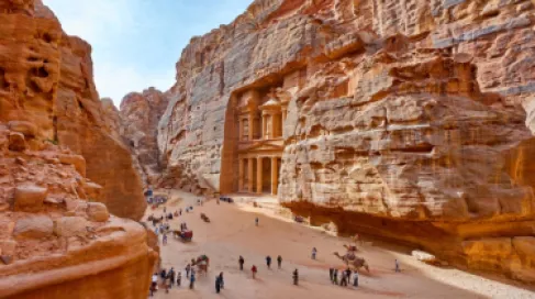 الفنادق الأردنية: إشغال 95% في العقبة وتراجع حاد في البترا وإغلاق 32 فندقاً