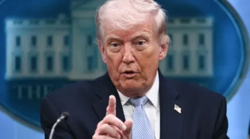 ترمب يهدد بتدمير عُمان عسكريا إذا سيطرت على مضيق هرمز
