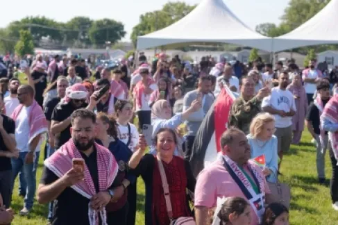 في مشهد مهيب… آلاف الأردنيين يحتفلون باستقلال المملكة الثمانين في شيكاغو (صور)