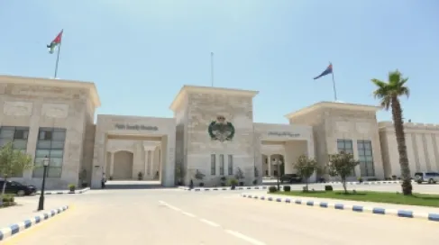 الدفاع المدني يخمد حريقا اندلع داخل مصنع حديد في الزرقاء