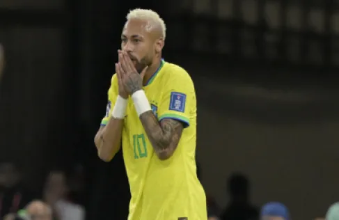 طبيب منتخب البرازيل يؤكد رسميا إصابة نيمار ويحدد مدة غيابه عن الملاعب