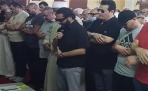 الفنان أحمد حلمي يؤم المصلين في صلاة الجنازة على والدته