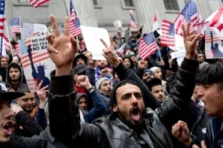 يمنيون يحتجون في وقت سابق بنيويورك على سياسة الرئيس دونالد ترمب بمنع الهجرة من اليمن إلى بلاده