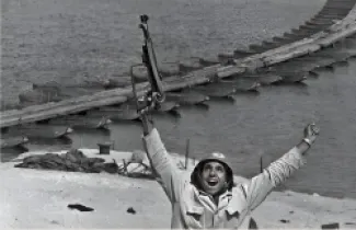 المصري أحمد حسانين خلال بعد عبوره خط بارليف في حرب أكتوبر 1973