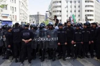 قوات الأمن بجانب متظاهرين في العاصمة السورية دمشق