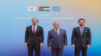 الملك عبدالله الثاني وولي العهد الأمير الحسين بن عبدالله والرئيس القبرصي نيكوس خريستودوليدس.