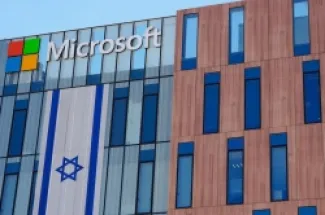 العلم الإسرائيلي فوق مبنى مكتب شركة مايكروسوفت في مدينة بئر السبع