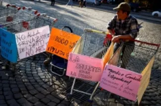 صورة ارشيفية لمتظاهرين في روما احتجاجًا على ارتفاع الأسعار