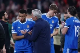 مورينيو يتحدث مع مبابي نجم ريال مدريد خلال مواجهته ضد بنفيكا