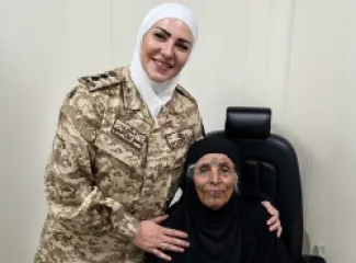 الدكتورة الرقاد برفقة المعمرة