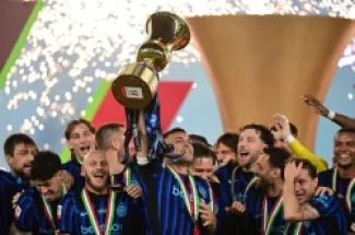 لاوتارو مارتينيز يرفع لقب كأس إيطاليا