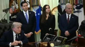من اليسار .. ترامب، ووزير الخارجية ماركو روبيو، وسفيرة لبنان ندى حمادة معوض، والسفير الأمريكي لدى لبنان ميشال عيسى، يستمعون إلى أسئلة الصحفيين