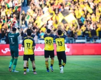 لاعبو الحسين يحيون جماهير الفريق