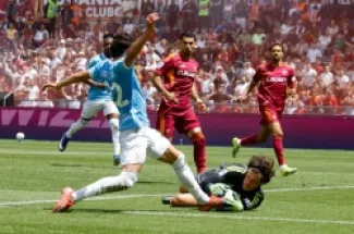 لاعب لاتسيو ماتيو في صراع على الكرة مع حارس روما سفيلار خلال ديربي روما