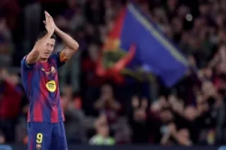 ليفاندوفسكي خلال وداع جماهير برشلونة في مباراته الأخيرة على ملعب كامب نو
