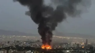 الدخان يتصاعد من حريق سبّبه انفجار في ايران - ارشيف