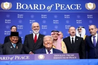 ترامب ورؤساء ومسؤولون من دول أخرى اثناء التقاط صورة تذكارية على هامش الاجتماع الافتتاحي لمجلس السلام في واشنطن