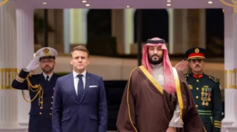 محمد بن سلمان والرئيس ماكرون يناقشان الجهود الدبلوماسية لتعزيز استقرار المنطقة