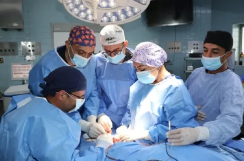 عملية نادرة لطفل .. استئصال ورم سرطاني بتقنية التجميد الجراحي في الخدمات الطبية