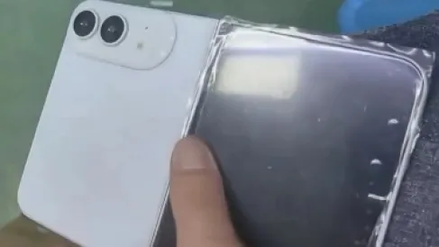 من دبوس SIM إلى مفصلة آيفون القابل للطي.. أبل تفتح الباب لتقنية عمرها 15 عاما