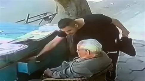 مصر.. القبض علي المتهم بسرقة بائع الجرائد بحلوان - فيديو