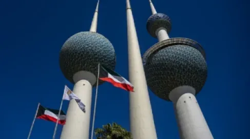 الكويت تتصدى لمسيرات وصواريخ معادية