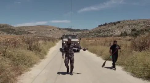بالمنفاخ وتحت حماية الرصاص.. مستوطنون يحرقون مئات الدونمات من قمح الخليل