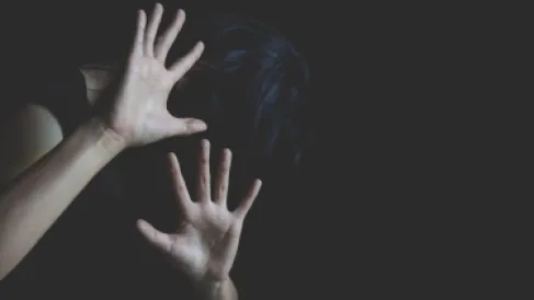 قيد أطفاله وعذبهم لابتزاز زوجته في مصر.. والسلطات تتدخل