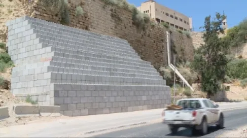 الآثار العامة: تجميع أكثر من 300 حجر من جدار قلعة الكرك المنهار
