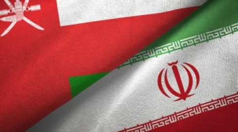 الغارديان: عمان تقاوم الضغوط الأمريكية لقطع علاقاتها بإيران