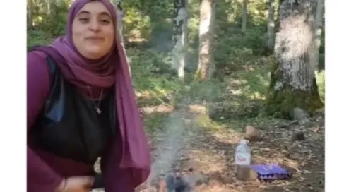 مؤثرة جزائرية تثير الغضب بعد تحدي حظر إشعال النار بالغابات