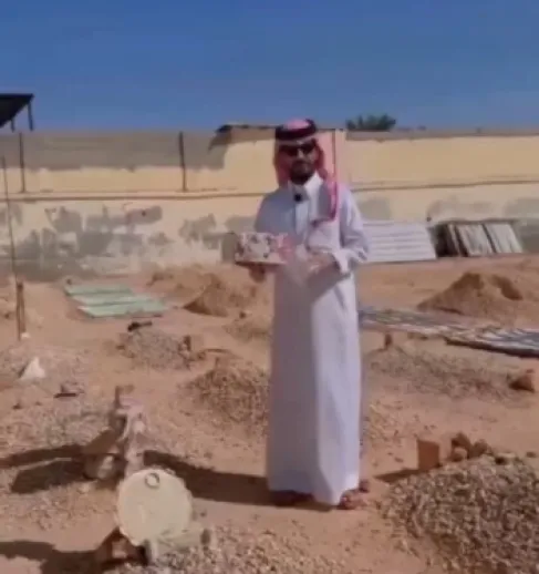 السعودية.. شاب يحتفل بتوثيق حسابه عند قبر والدته ويثير الجدل